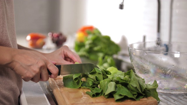 女人准备蔬菜食物在她的厨房切蔬菜视频素材