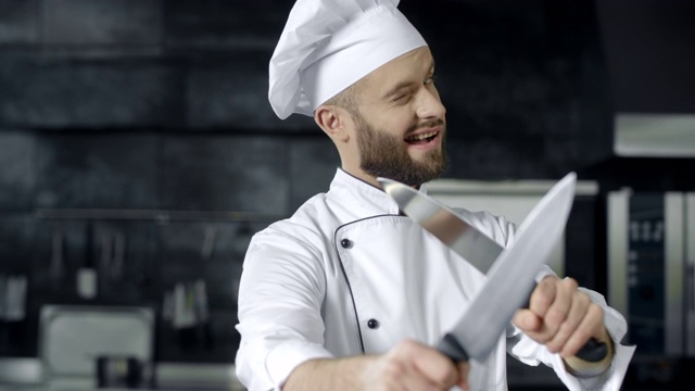 快乐的厨师和刀的乐趣。厨师在摆弄厨房工具视频素材