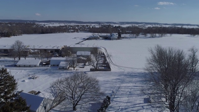 阿米什乡村清晨降雪的鸟瞰图视频素材