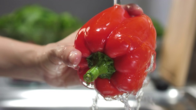 特写:女人用手清洗红辣椒视频素材