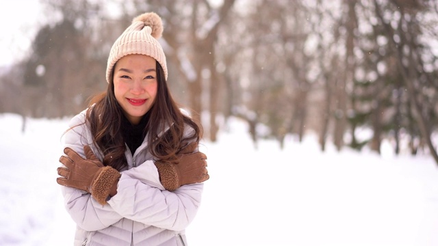 美丽的亚洲女人旅行微笑快乐在雪天冬季日本北海道视频下载