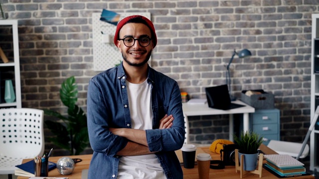 肖像英俊的年轻男子企业家站在工作场所微笑视频素材