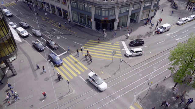 苏黎世著名昂贵的班霍夫大街的交通十字路口视频下载