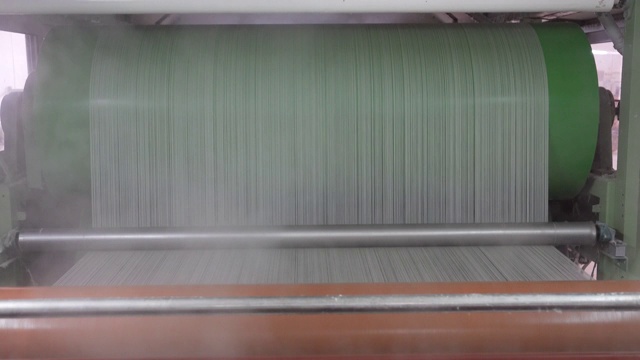 纺织厂的工业整经浆纱机视频素材