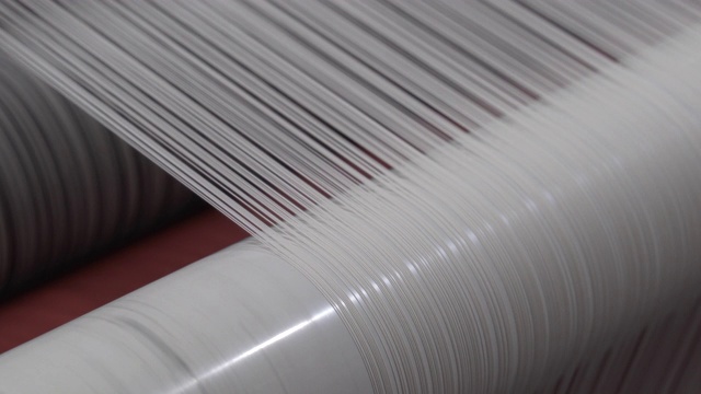 纺织厂的工业整经浆纱机视频素材