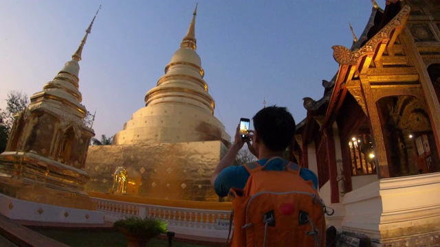 亚洲男子游客走在寺庙内与他的背包视频素材