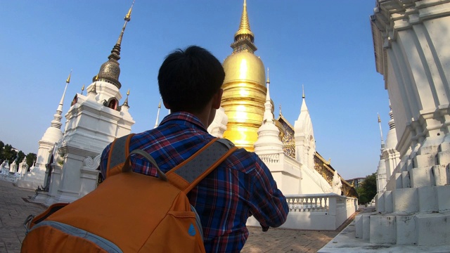 亚洲男子游客走在寺庙内与他的背包视频素材