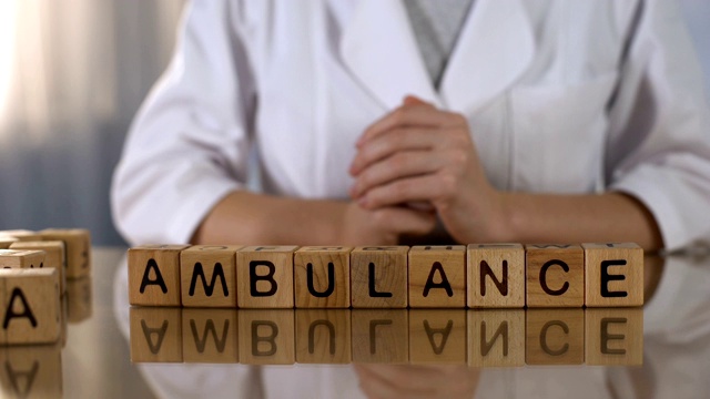 女医生做的木方字救护车，紧急医疗服务视频下载