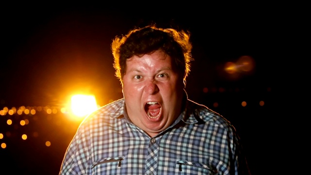 胖脾气暴躁的男人在晚上站在外面惊恐地尖叫，肖像视频下载