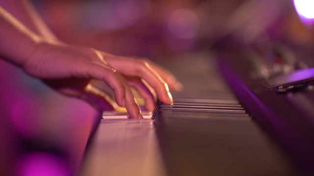 (近景)女孩在弹钢琴视频下载