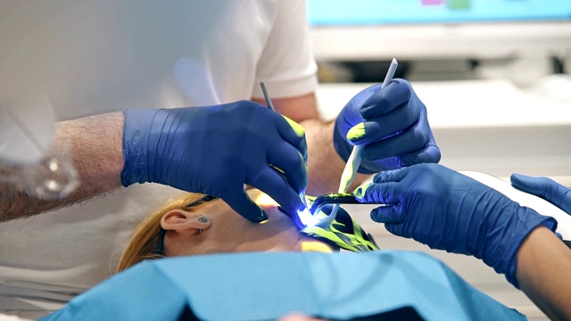 牙科医生在牙科诊所为病人实施牙科植入手术。视频素材