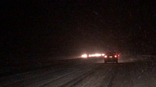 在暴风雪的夜晚，从一辆正在行驶的车辆前方拍摄视频素材
