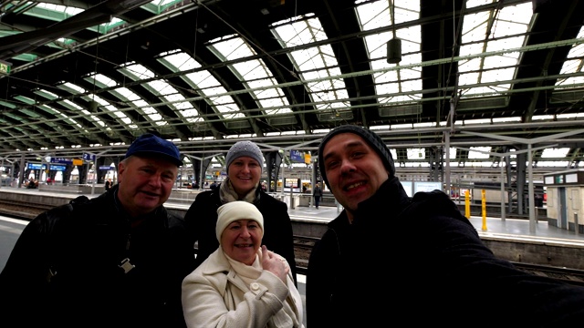 全家欢乐，在巴黎火车站问候，4k慢镜头60fps视频下载