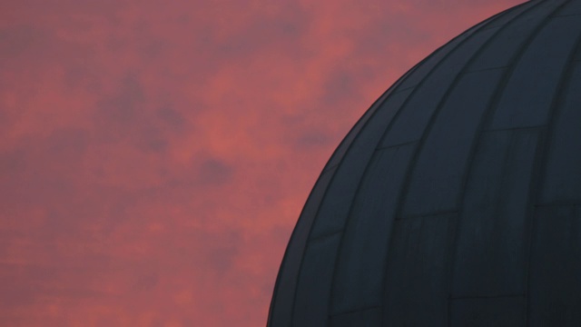 在粉红色的晚霞中天文台的圆顶视频素材