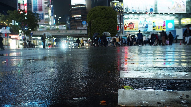 东京涩谷的夜间人群在雨中视频素材
