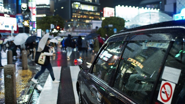 涉谷十字路口的出租车在雨夜等候视频素材