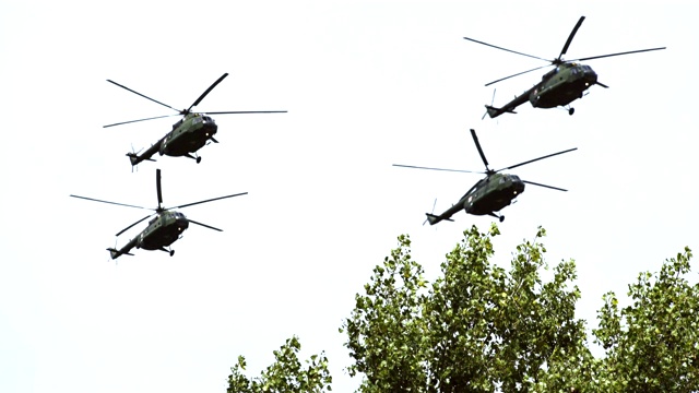 陆军直升机编队飞行视频素材