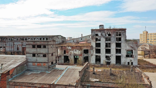 鸟瞰图的旧工厂废墟和破碎的窗户。视频素材