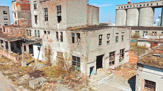 废弃废弃的工业厂房、废墟和拆迁概念。视频素材