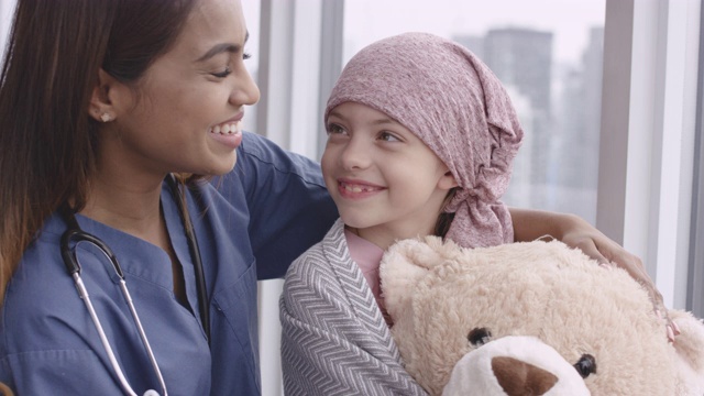 善良的医生安慰女孩与癌症视频下载