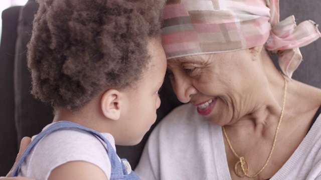 老年妇女与癌症慈爱地抱着孙女视频下载