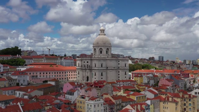 一架无人机在里斯本旋转拍摄一座教堂视频下载