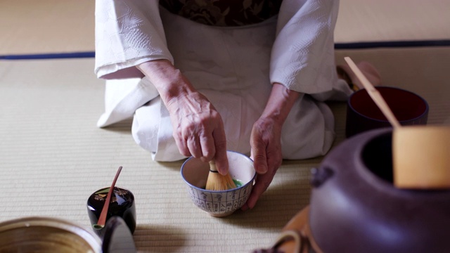 日本茶师正在准备制作一杯传统抹茶视频素材