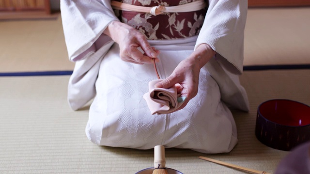 日本茶师正在准备制作一杯传统抹茶视频素材