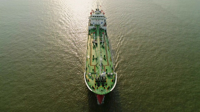 航拍正面图:油船去炼油厂装卸油运输。视频下载