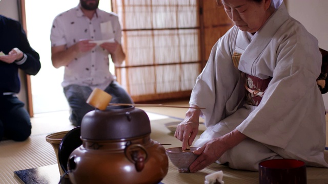 游客们正在享受传统的日本茶道视频素材