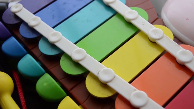 浅景深跟踪拍摄，彩色木琴儿童乐器玩具视频素材