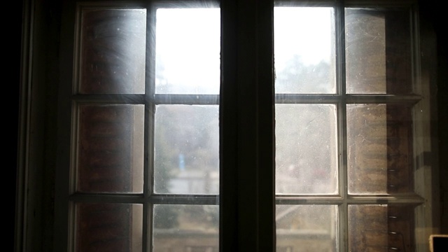 废弃房子里的旧窗户视频下载