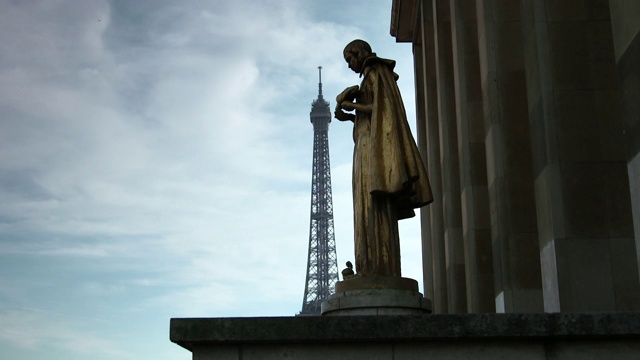 在法国巴黎，他看到了夏洛宫的金色雕像和以埃菲尔铁塔为背景的特写视频素材