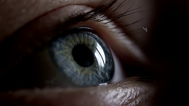 蓝色人眼的特写镜头视频素材
