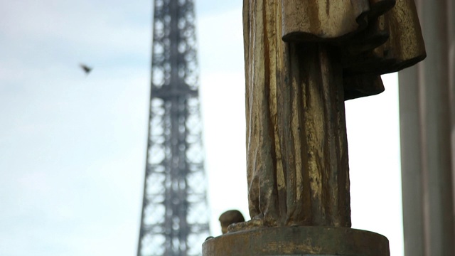 在法国巴黎的夏约宫和埃菲尔铁塔上，倾斜起来可以看到金像视频素材
