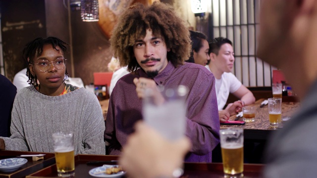 一对年轻的游客夫妇在日本居酒屋玩得很开心视频素材
