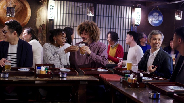 一对年轻的游客夫妇在日本居酒屋玩得很开心视频素材