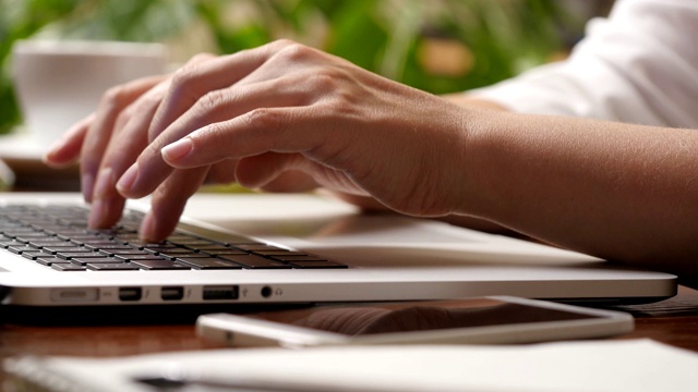 女性手指在笔记本电脑上按按钮和打字的特写镜头。在家在线工作的女人。UHD视频素材