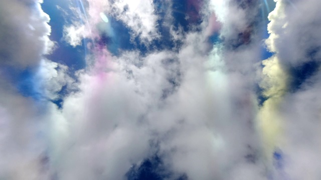 通过棱镜拍摄的蓝色天空和云朵的延时，产生了扭曲的镜像故障效果。视频下载
