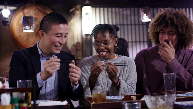 日本商人教游客如何使用筷子视频素材