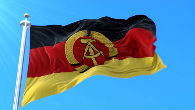 德国民主共和国或东德的国旗在蓝天中飘扬。循环视频下载