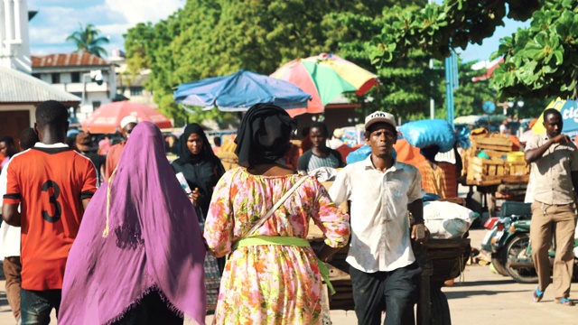 坦桑尼亚桑给巴尔，人们走在石城拥挤的市场街道上视频下载