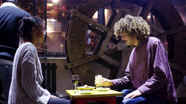 一对年轻的游客夫妇晚上坐在日本居酒屋外面视频素材