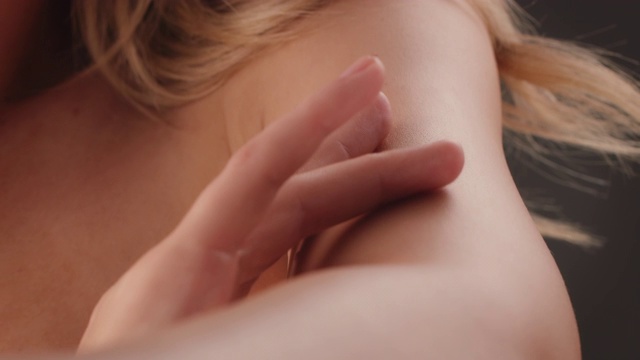 极端特写的女性与新鲜的手臂皮肤视频下载