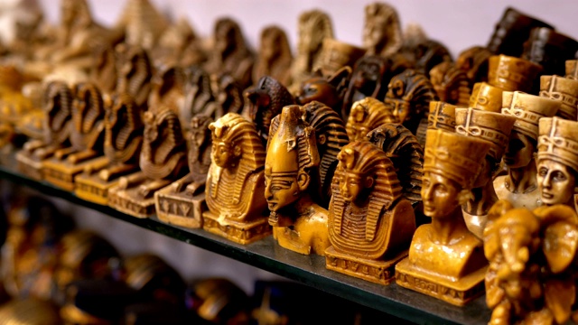 埃及石猫和其他产品的雕像在埃及的商店货架上视频下载