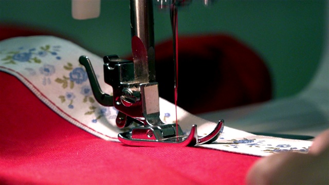 缝纫机针穿弹性带到织物上，使接缝变成红线视频下载
