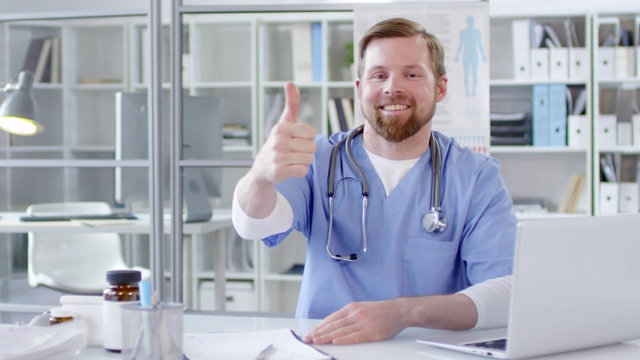 快乐的男医生竖起大拇指，微笑着视频素材