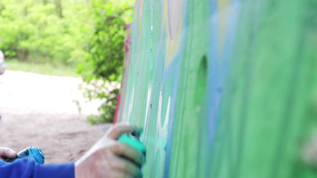年轻的成年涂鸦艺术家在墙上涂鸦视频素材