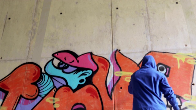 涂鸦艺术家在墙上涂鸦视频素材