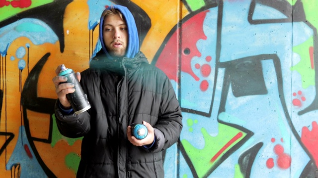 涂鸦艺术家从喷瓶中喷射蓝色视频素材